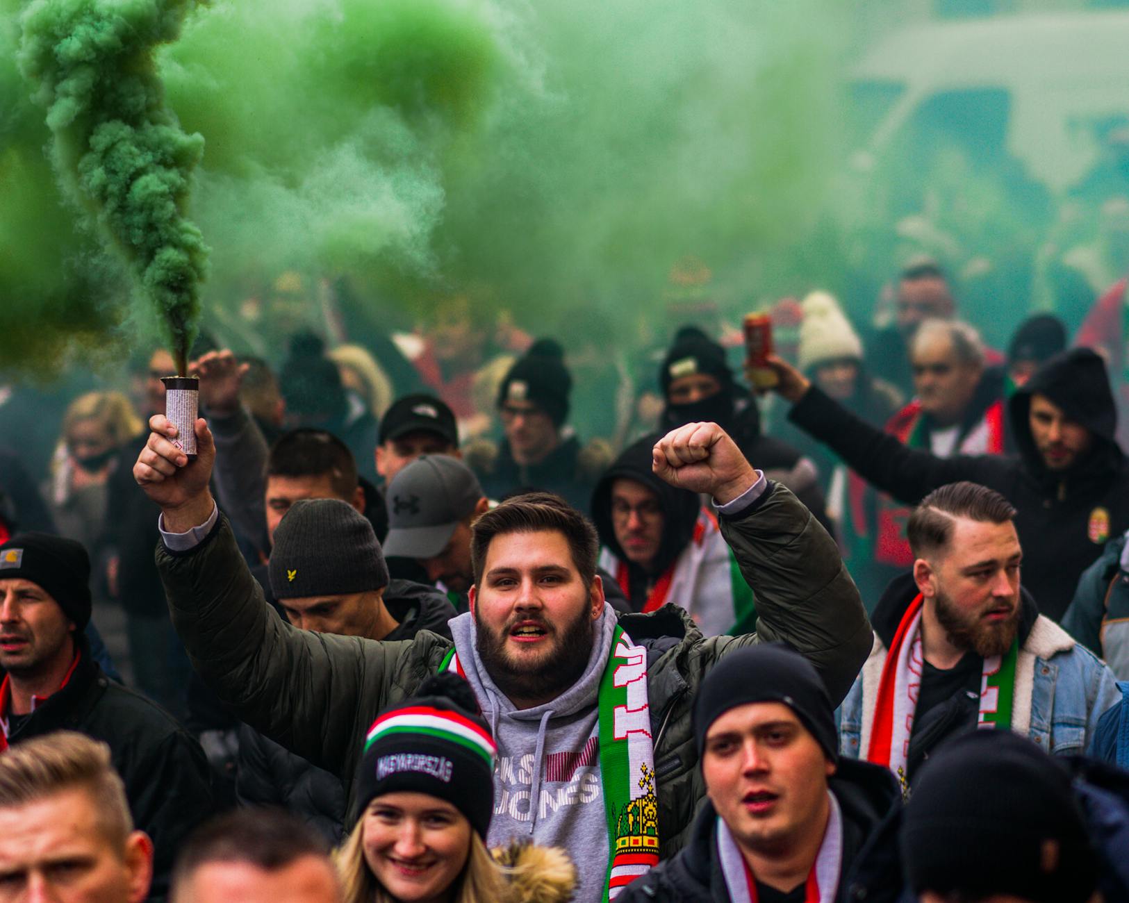 Kibice Radomiaka Radom biorący udział w akcjach społecznych, jak spacery ze zwierzętami i zbiórki krwi.