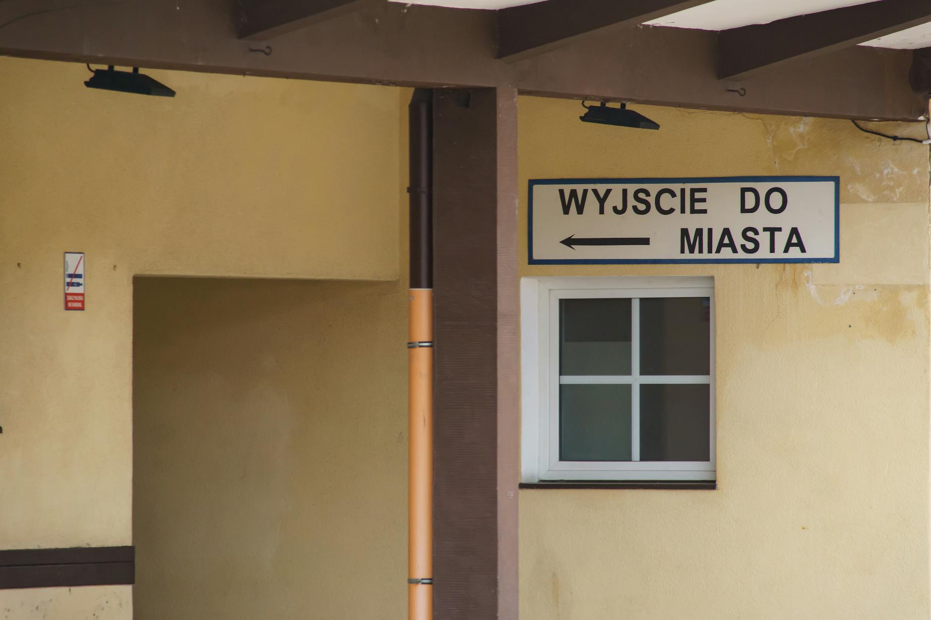 Mapa Radomia z zaznaczonymi placówkami medycznymi, ilustrująca kolejki do specjalistów w Radomiu