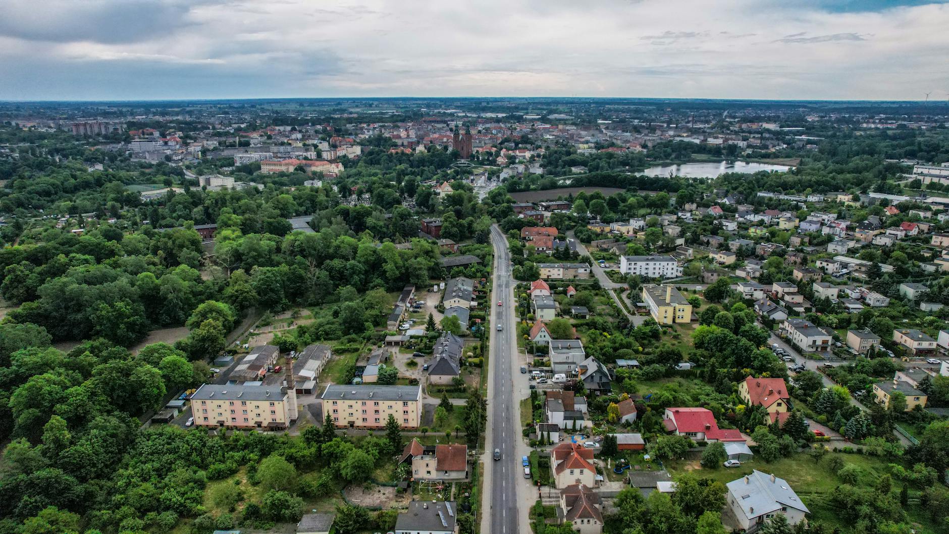 Mapa drogowa pokazująca trasę S12 Radom-Puławy oraz zdjęcie Muzeum im. Jacka Malczewskiego w Radomiu, ilustrujące inwestycje drogowe i kulturalne w mieście.