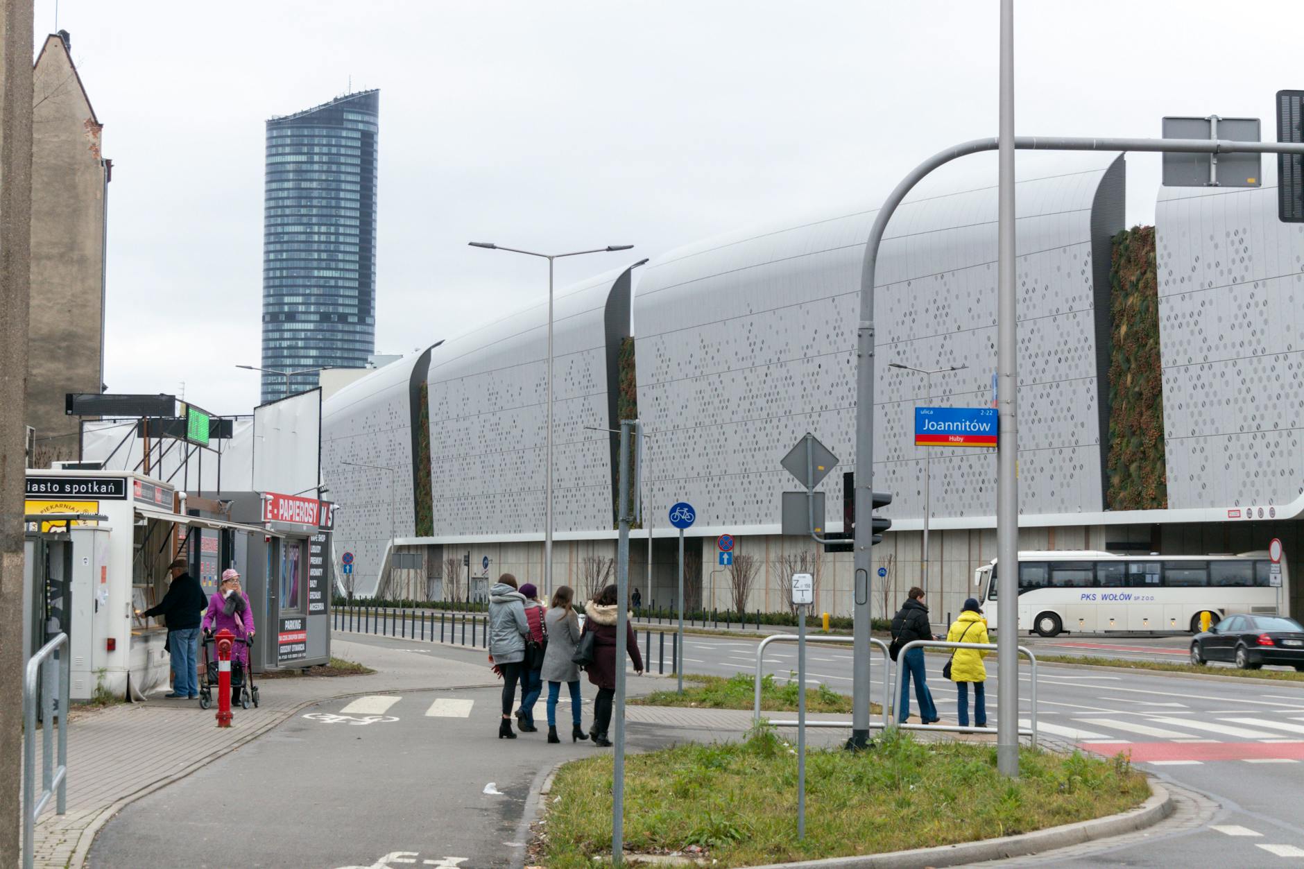 Opuszczony dworzec autobusowy w Radomiu obok zabytkowej sali koncertowej przed planowanym remontem