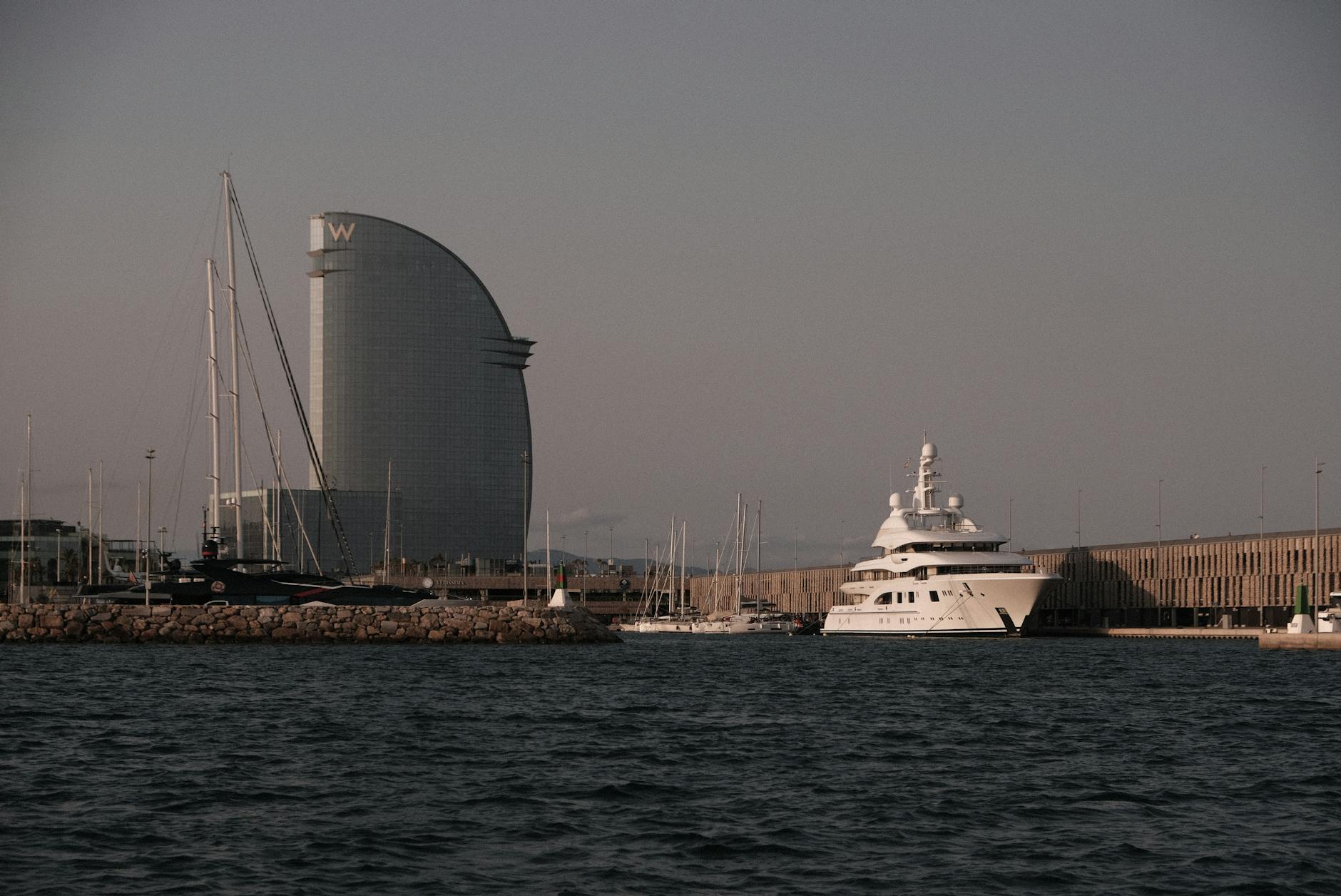 Oferty pracy w Radomiu - mapa z ikonami wskazującymi potencjalne miejsca zatrudnienia i symbole zarobków.