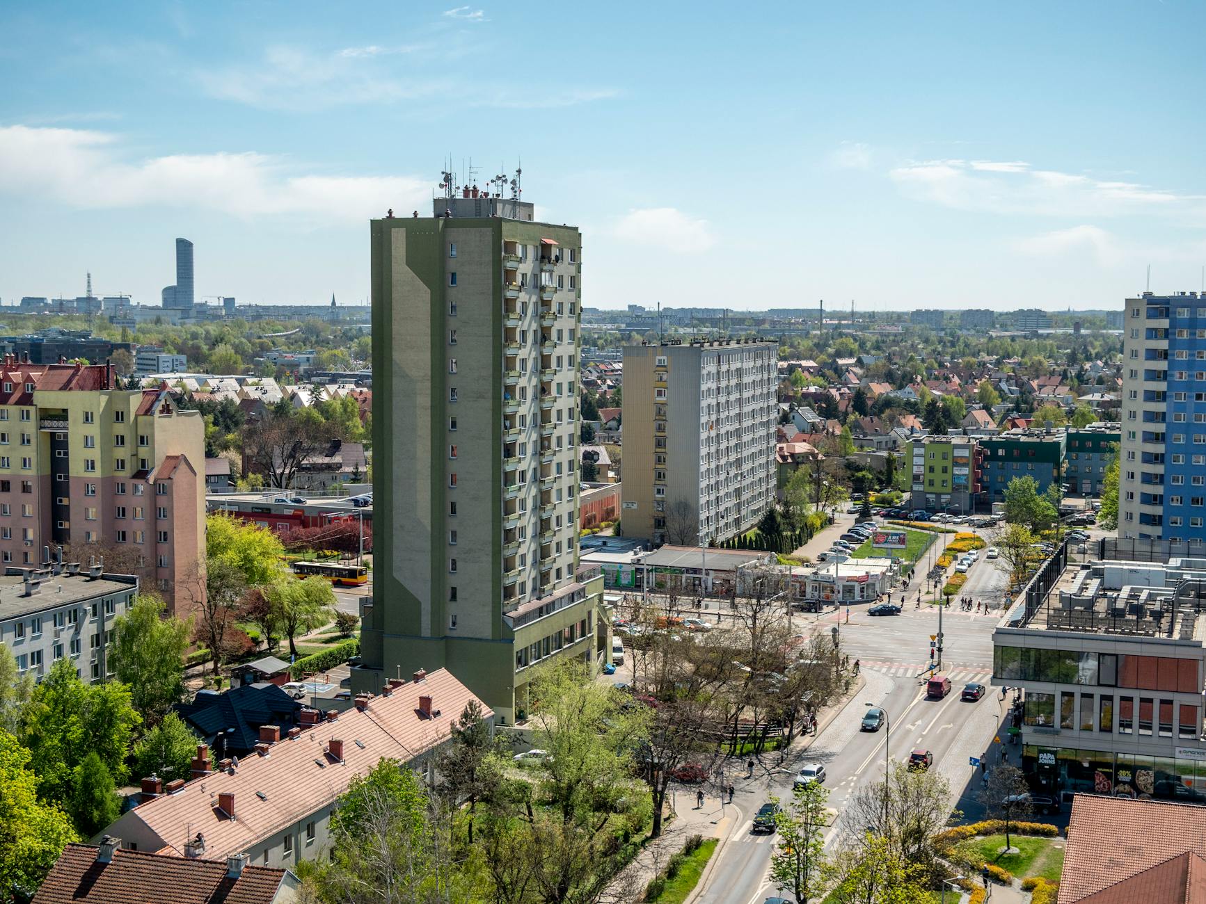Logo firmy Kombud na tle nowoczesnego budynku, symbolizujące innowacje i rozwój w Radomiu