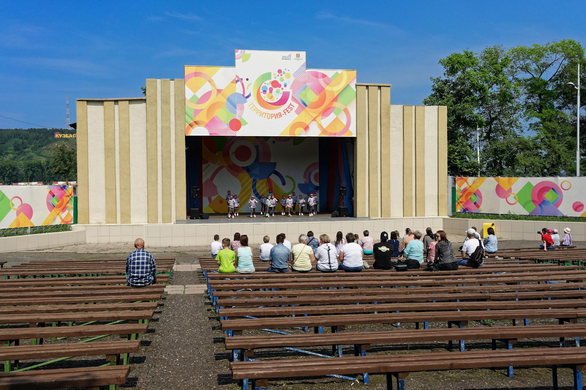 Plakat Festiwalu Piosenki o Zdrowiu i wystawa wyrobów Łucznika w Radomiu