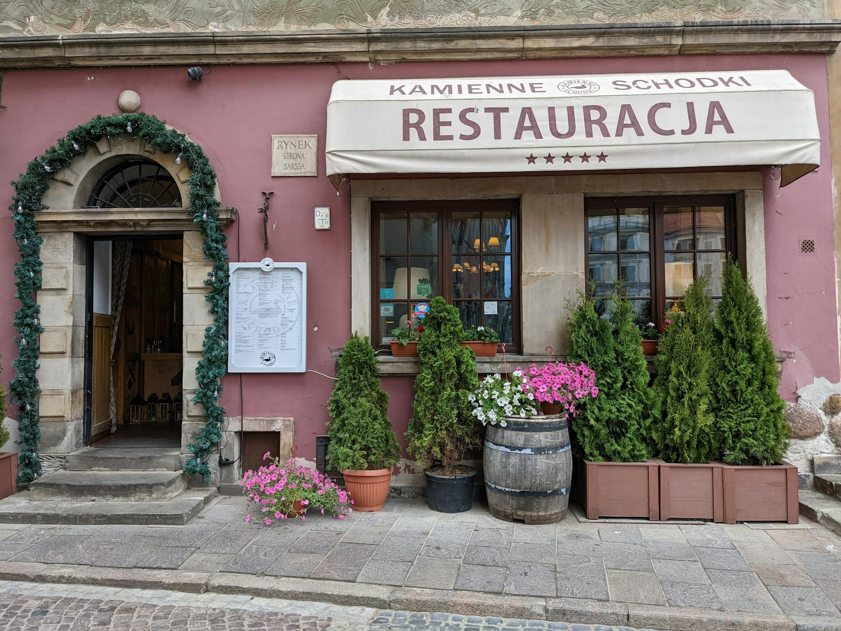 Zdjęcie przedstawiające architekturę Radomia, sugerujące historyczne miejsca, z nawiązaniem do kultowych restauracji Radomia