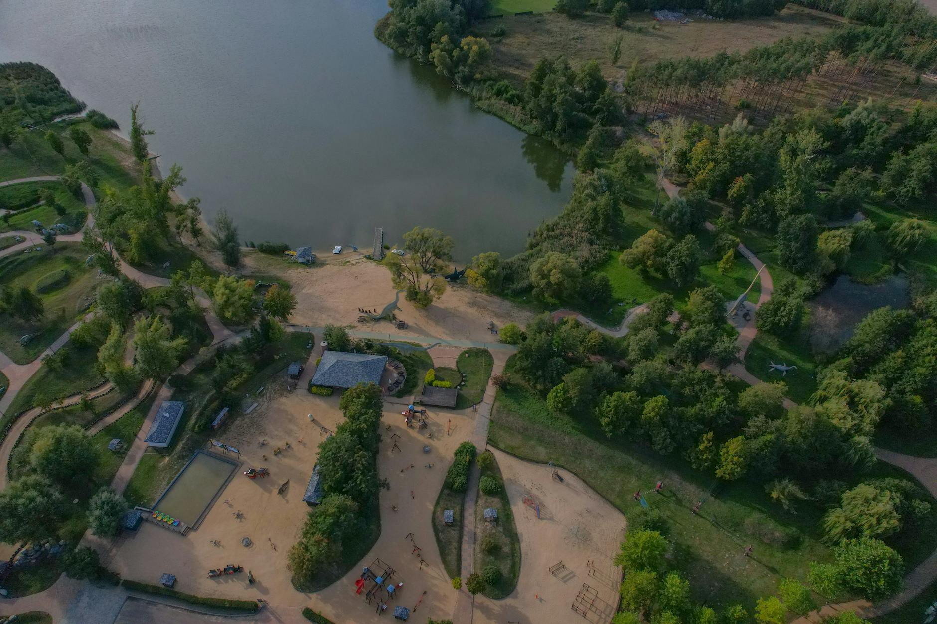 Widok na teren budowy nowego parku na Wacynie w Radomiu, widoczne zarysy ścieżek